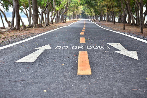 istock Do or Do not words with white arrow sign 533989412