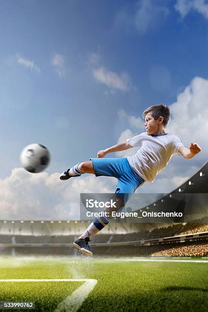 Kinder Spielen Fußball Auf Grand Arena Stockfoto und mehr Bilder von Fußball - Fußball, Kind, Spielen