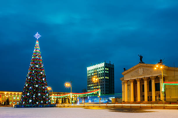 istock Christmas Tree And Festive Illumination On Lenin Square In Gomel 533991899