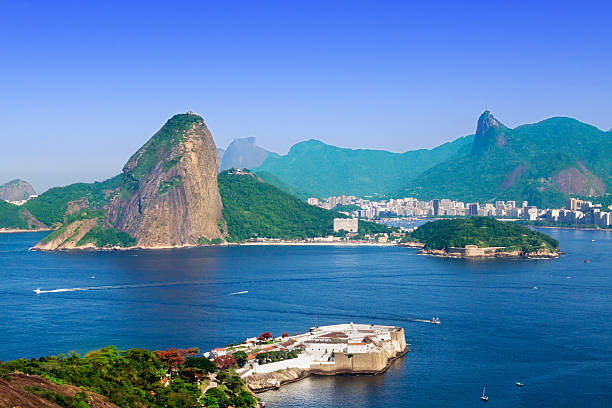 baía de guanabara entrada no rio de janeiro - clear sky rio de janeiro brazil guanabara bay - fotografias e filmes do acervo