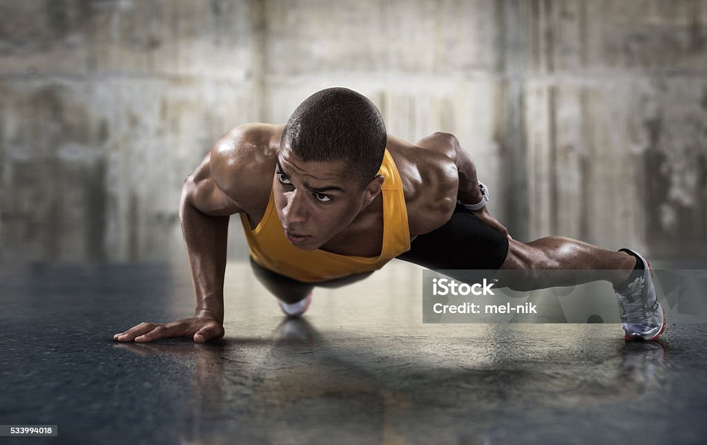 Sport. Junge sportliche Mann tun push-ups. - Lizenzfrei Liegestütze Stock-Foto