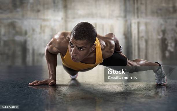 Sport Junge Sportliche Mann Tun Pushups Stockfoto und mehr Bilder von Liegestütze - Liegestütze, Männer, Fitnesstraining