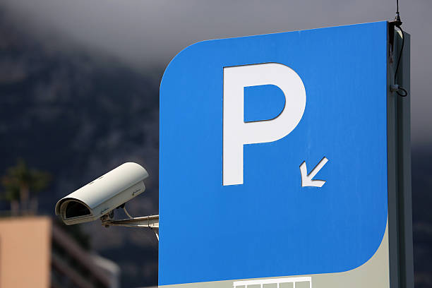 señal azul de estacionamiento en mónaco - monte carlo audio fotografías e imágenes de stock
