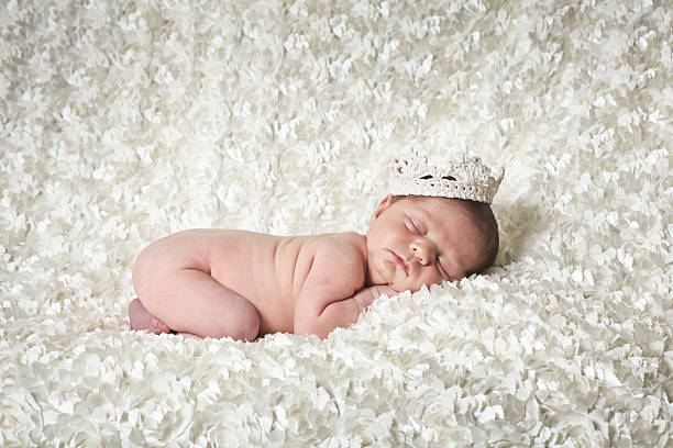 neugeborenes baby prince - royal baby stock-fotos und bilder
