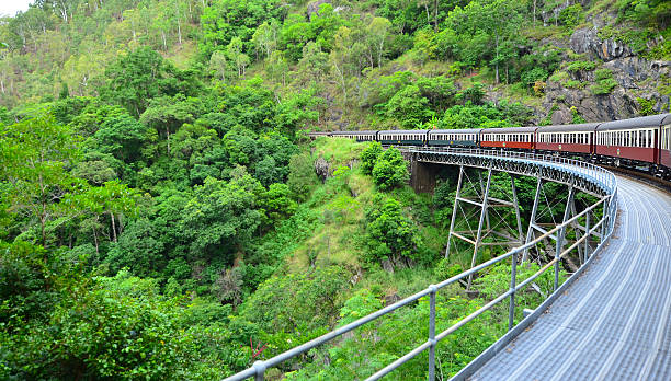 kuranda scenic railway completano una piega in queenland australia - rounding foto e immagini stock