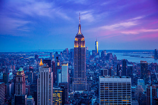 edificio empire state de noche - manhattan skyline new york city skyscraper fotografías e imágenes de stock