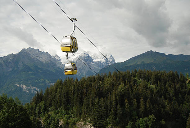 seggiovia con montagne sullo sfondo - ski lift overhead cable car gondola mountain foto e immagini stock