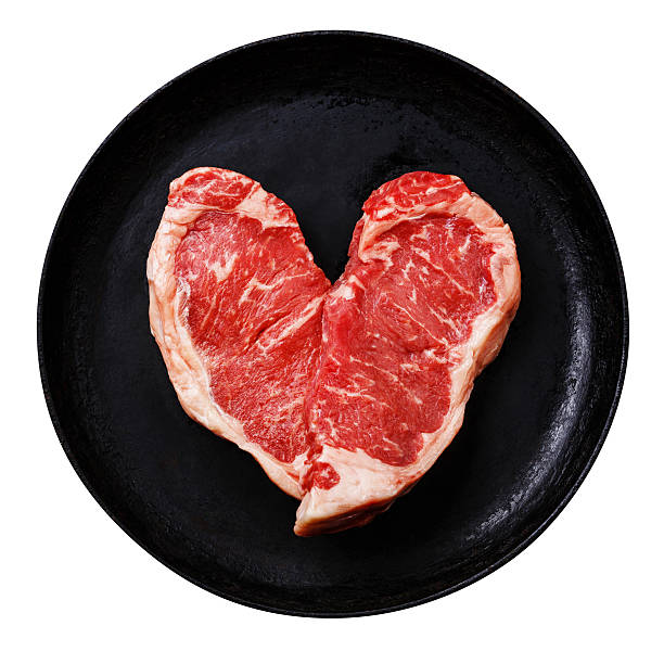 форма сердца сырое мясо стейк изолированы - meat raw beef love стоковые фото и изображения