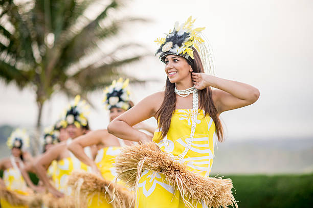 dançarinos de hula de hawaiian halau - dançar hula - fotografias e filmes do acervo