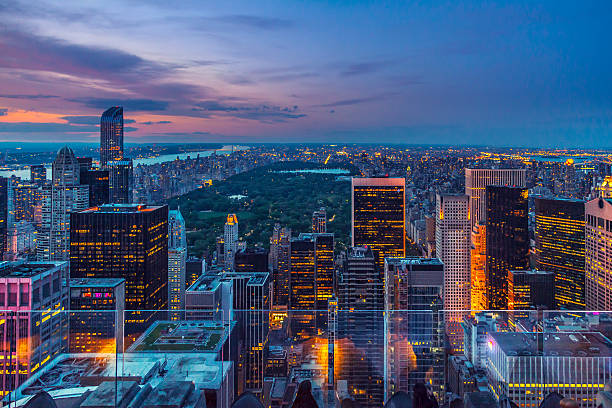 manhattan von oben - new york city built structure building exterior aerial view stock-fotos und bilder