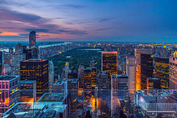 manhattan dall'alto - manhattan new york city night skyline foto e immagini stock