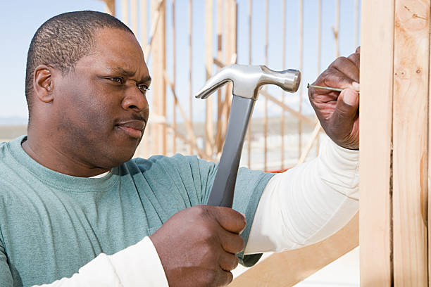 atingir um homem com um martelo de unhas - construction frame wood accuracy adult - fotografias e filmes do acervo