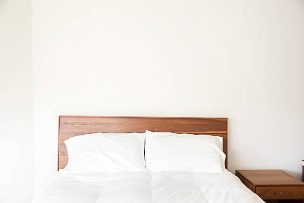 더블 사이즈 침대, 이불 및 베개로 - double bed night table headboard bed 뉴스 사진 이미지