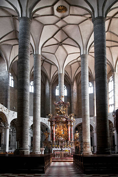 salzburg, der dreifaltigkeitskirche innen - indoors cathedral salzburg cathedral salzburg stock-fotos und bilder