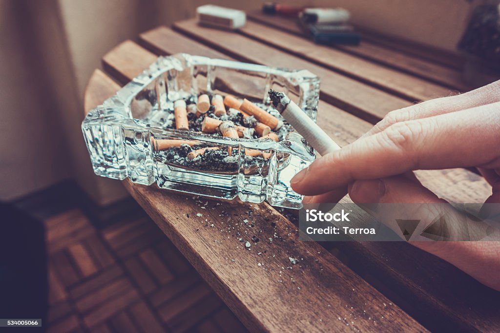 Hombre fumar un cigarrillo - Foto de stock de Cigarrillo libre de derechos