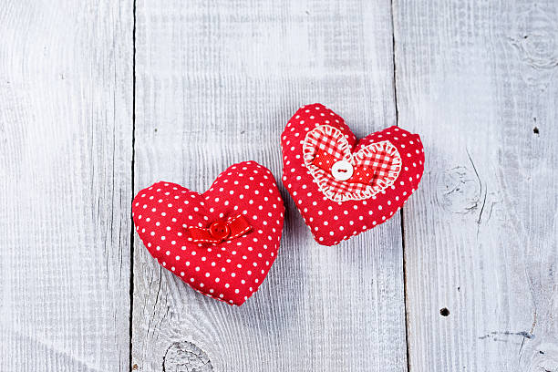 rote herzen - heart shape textile button hanging stock-fotos und bilder