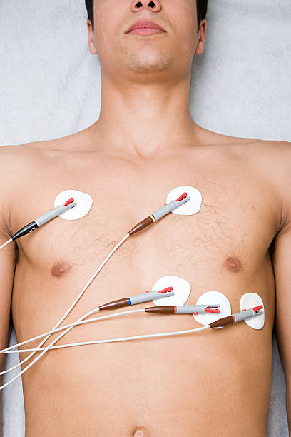 homem com eléctrodos no peito - electrode imagens e fotografias de stock