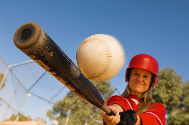 rzadkie ciasto utrafiając softball - utrafiając zdjęcia i obrazy z banku zdjęć