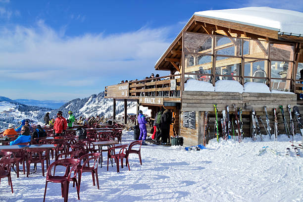 après-ski auf einem berg-chalet restaurant - apres ski ski restaurant mountain stock-fotos und bilder