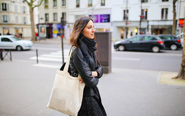 młoda kobieta chodzenia paryskiego - walking loneliness one person journey zdjęcia i obrazy z banku zdjęć