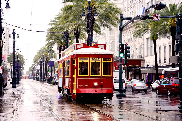 ストリートカーで、雨の日のアクティビティに、ニューオーリンズ - new orleans cable car louisiana street ストックフォトと画像