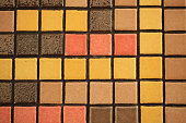 quadratische-keramikfliesen-wie-mosaik-in-einer-reihe.jpg?b=1&s=170x170&k=20&c=TLJ2_gupvvjQuk9pzUesCuZr5uW4O_N4uDLESayfByc=