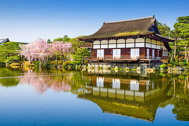 京都、日本の春の寺院 - 平安神宮 ストックフォトと画像