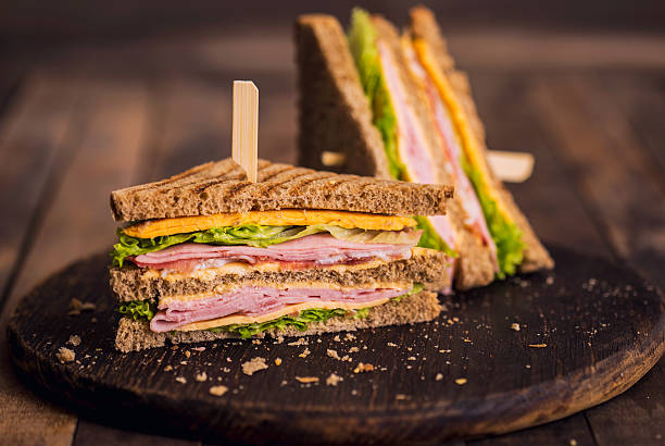 клубные сэндвичи на столе - sandwich club sandwich ham turkey стоковые фото и изображения