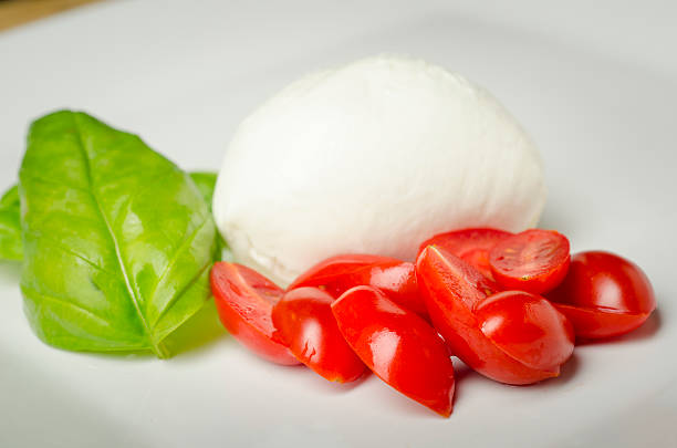 insalata caprese - mozzarella tomato salad italy foto e immagini stock