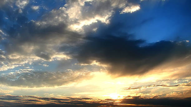 céu e nuvens de fundo. nuvens - sibiria imagens e fotografias de stock