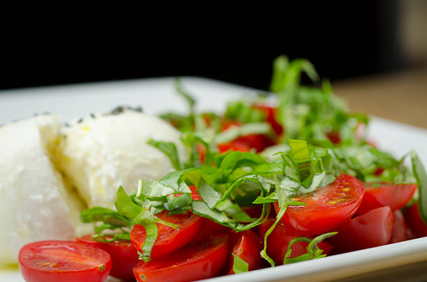 insalata caprese primo piano - mozzarella tomato salad italy foto e immagini stock