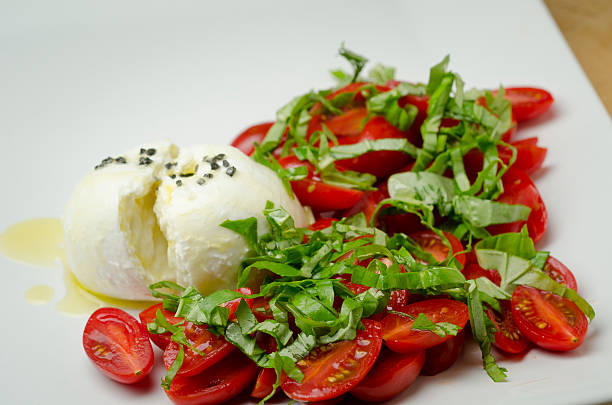 insalata caprese su piatto - mozzarella tomato salad italy foto e immagini stock