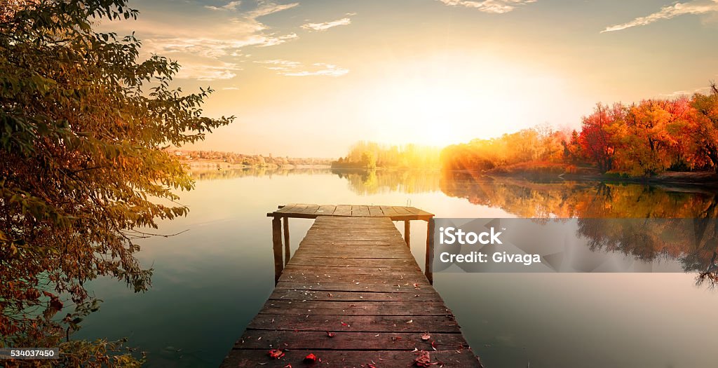 Otoño rojo y muelle de pesca - Foto de stock de Otoño libre de derechos