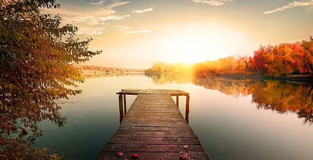 otoño rojo y muelle de pesca - salida del sol fotos fotografías e imágenes de stock