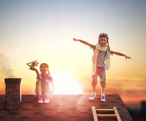 deux petits enfants - aspirations pilot child airplane photos et images de collection