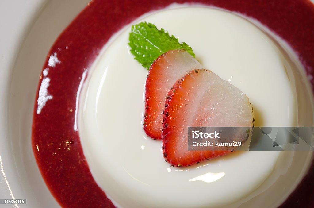 Geschlossen bis der-Pannacotta mit Erdbeeren und Minze topping - Lizenzfrei Blatt - Pflanzenbestandteile Stock-Foto