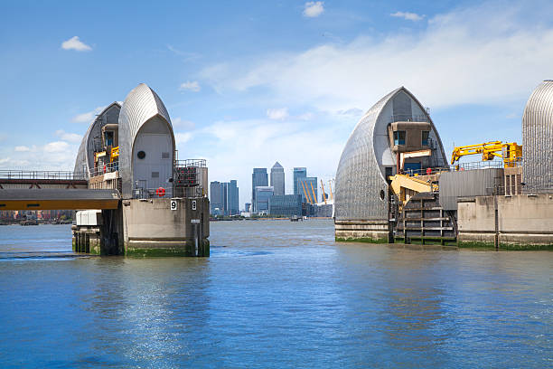 ロンドン、テムズ川での障壁 - thames river thames barrier london england boundary ストックフォトと画像