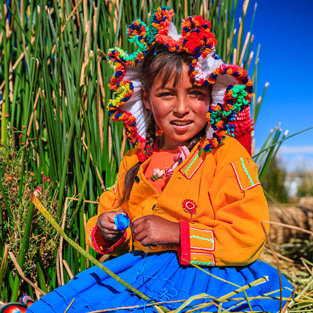menina em uros ilha flutuante que vende souvenirs, lake tititcaca - indian culture child little girls indigenous culture - fotografias e filmes do acervo