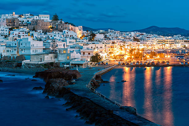 Naxos iluminada ao anoitecer, Cíclades, Grécia - foto de acervo