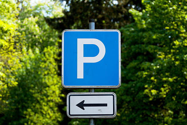 sinal de estrada de estacionamento - parking sign letter p road sign sign - fotografias e filmes do acervo