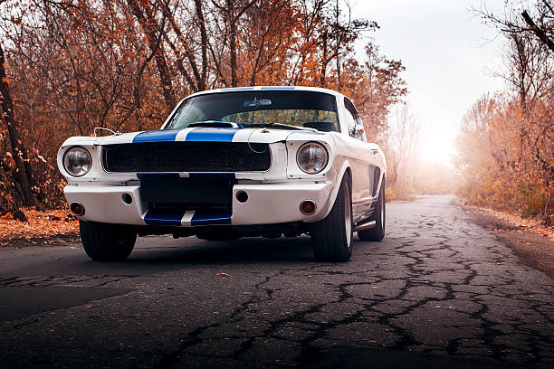 coche viejo ford shelby mustang gt350 en el camino - shelby fotografías e imágenes de stock