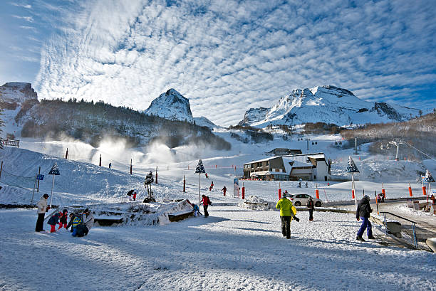 gourette зимний спорт курорт в беарн пиренеи - cannon mountain стоковые фото и изображения