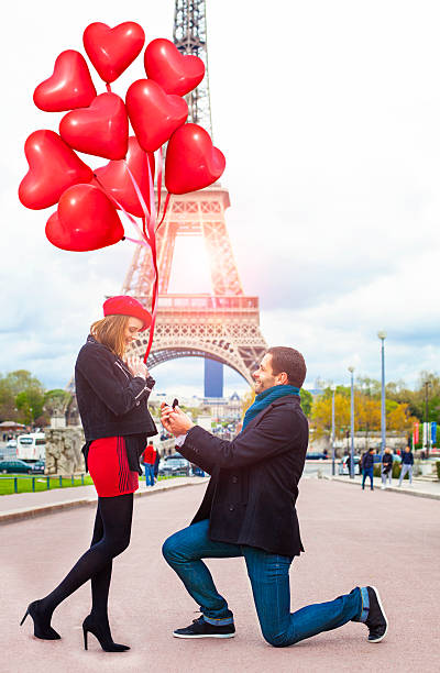 mariage romantique sur la tour eiffel, paris, france - men giving balloon women photos et images de collection