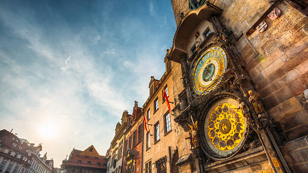 torre del ayuntamiento en praga, república checa. - astronomical clock fotografías e imágenes de stock