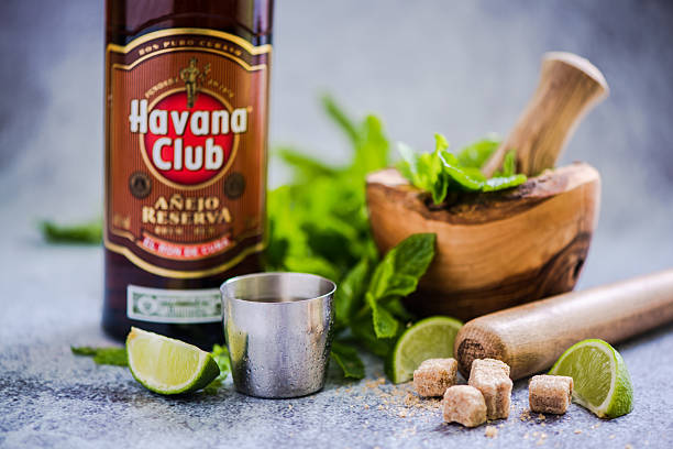 mojito e cuba havana club rum. - location shot foto e immagini stock