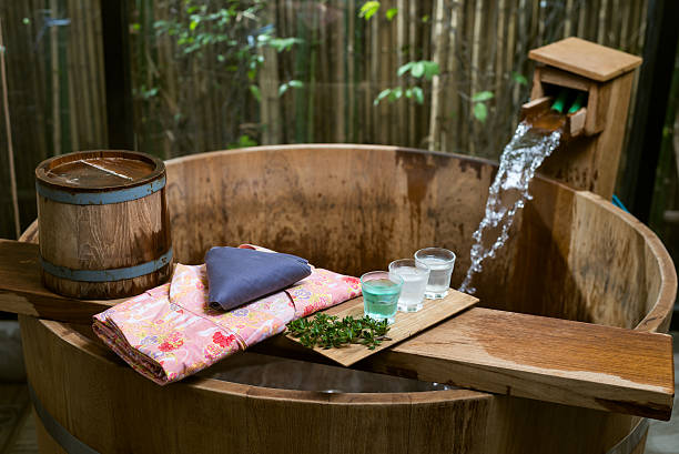 温泉シリーズ：木製バスタブにピンクの浴衣