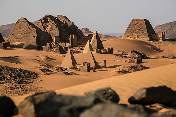 meroe piramisok a szahara sivatagban szudán - kelet afrika témájú stock jellegű vizuális alkotások, jogdíjmentes fot�ók és képek