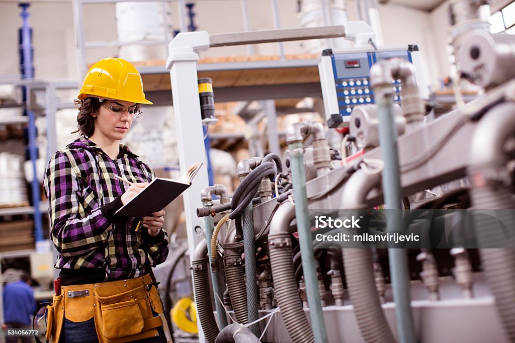 woman working in a factory - Royaltyfri Organisation Bildbanksbilder