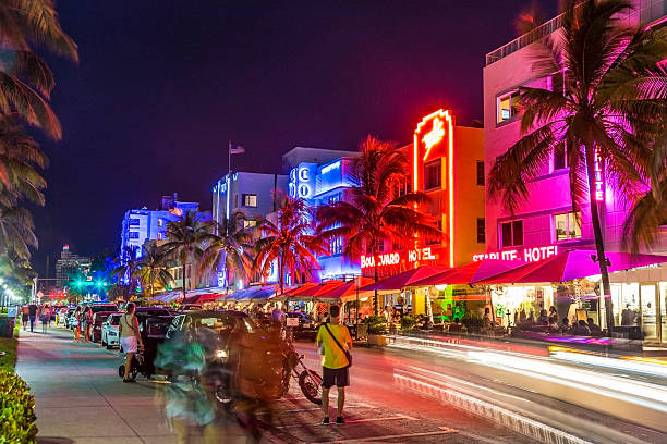 gente disfruta de la noche en ocean drive - car hotel people night fotografías e imágenes de stock