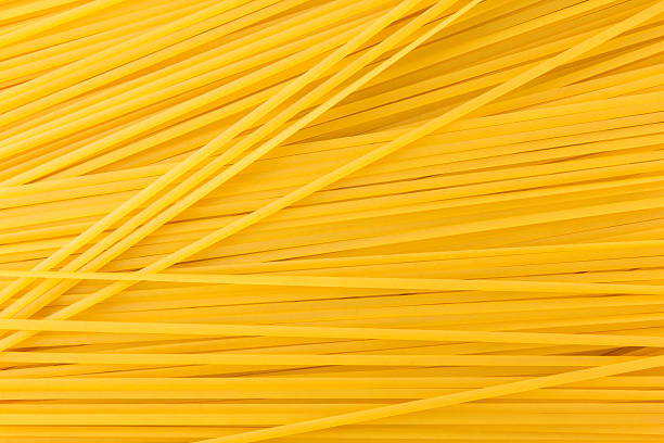 sfondo di sottili - pasta whole wheat spaghetti raw foto e immagini stock